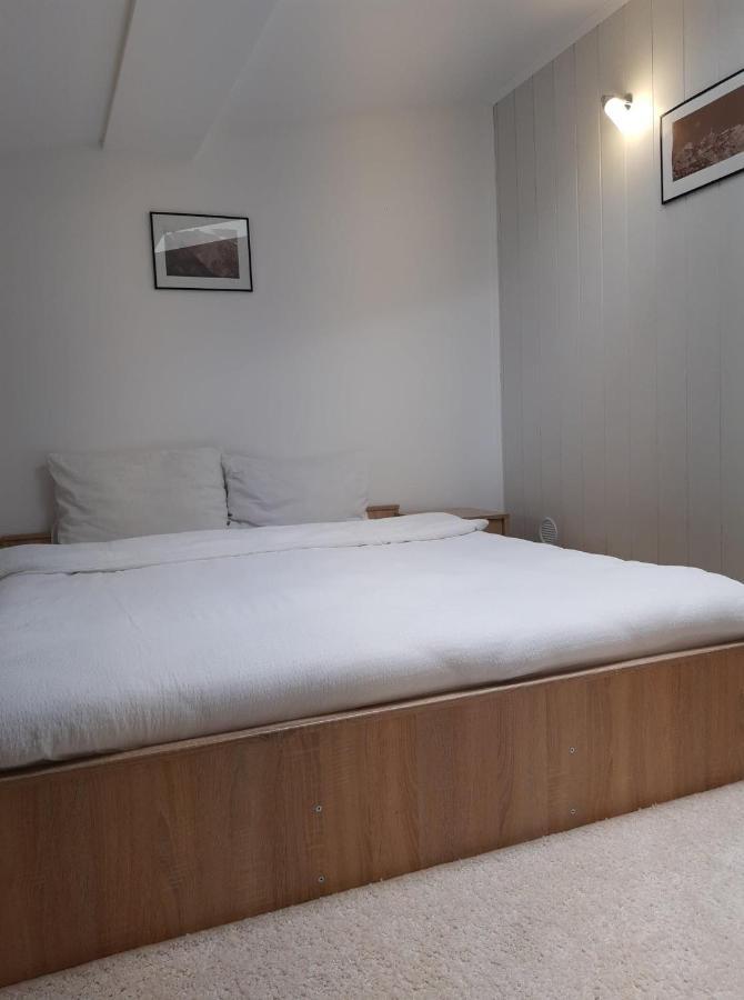 Casa Cu Flori Hotell Buşteni Exteriör bild