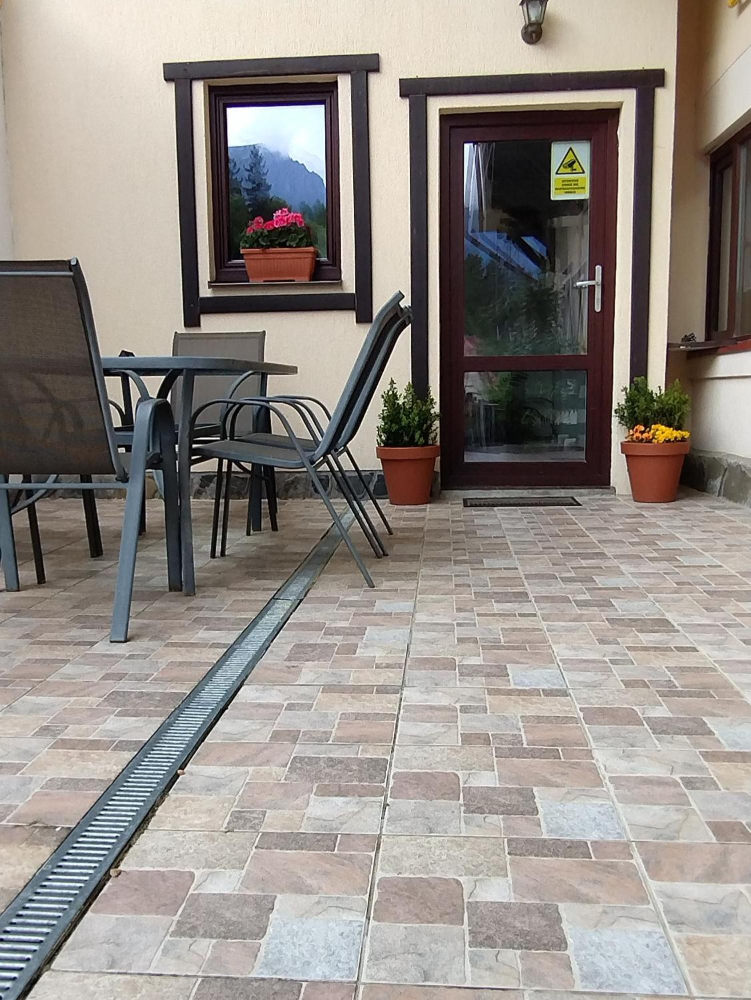 Casa Cu Flori Hotell Buşteni Exteriör bild